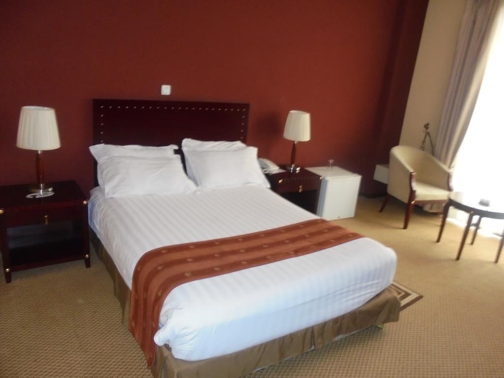 Soramba Hotel Business Plc Addis Abeba Buitenkant foto