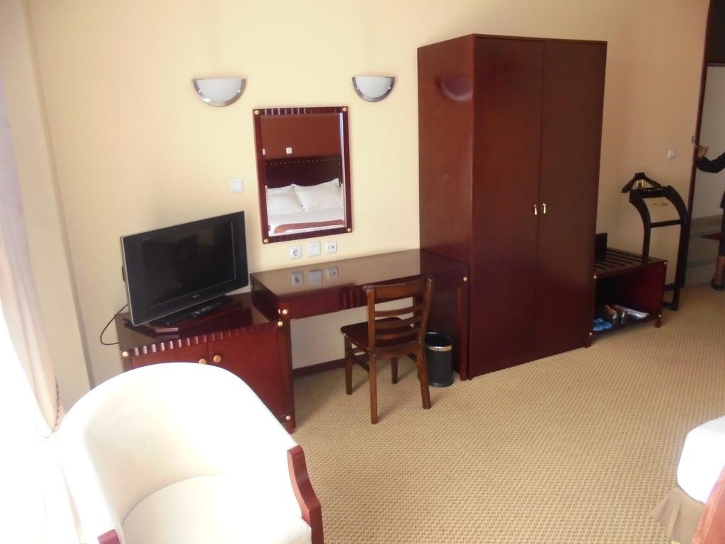 Soramba Hotel Business Plc Addis Abeba Buitenkant foto